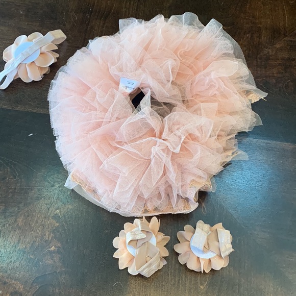 LAST CHANCE - 4pc Newborn Tutu and Accessories - Picture 2 of 2